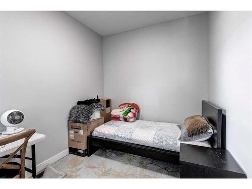 31 Sherview Grove Nw, Calgary, AB - Indoor Photo Showing Bedroom