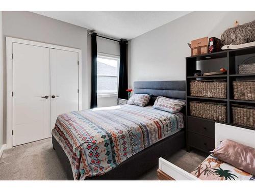 31 Sherview Grove Nw, Calgary, AB - Indoor Photo Showing Bedroom