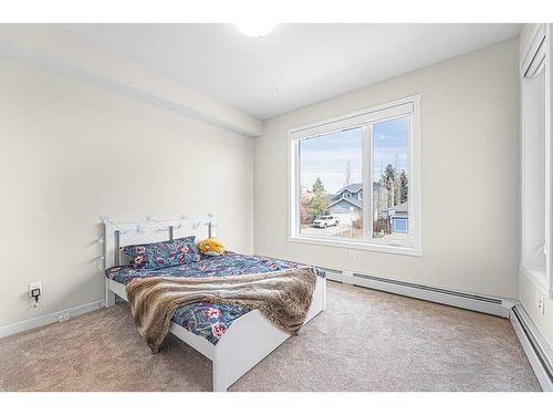 16-30 Shawnee Common Sw, Calgary, AB - Indoor Photo Showing Bedroom