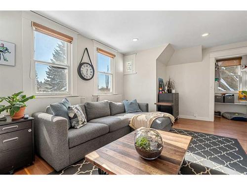 603 Hillcrest Avenue Sw, Calgary, AB - Indoor Photo Showing Living Room