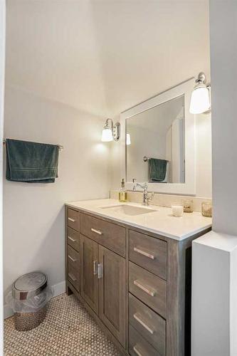 603 Hillcrest Avenue Sw, Calgary, AB - Indoor Photo Showing Bathroom