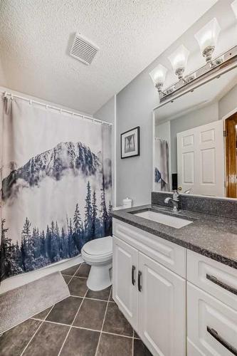 245 Maple Grove Crescent, Strathmore, AB - Indoor Photo Showing Bathroom