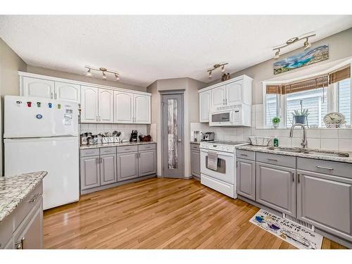 245 Maple Grove Crescent, Strathmore, AB - Indoor Photo Showing Kitchen
