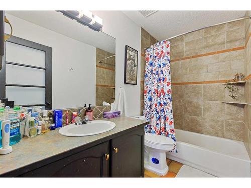 287 Harvest Creek Close Ne, Calgary, AB - Indoor Photo Showing Bathroom