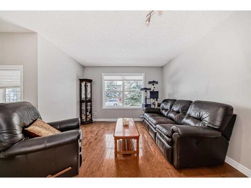 163 Eversyde Circle Sw, Calgary, AB - Indoor Photo Showing Living Room