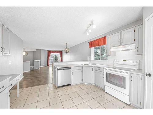 4 West Tower Place, Cochrane, AB - Indoor Photo Showing Kitchen