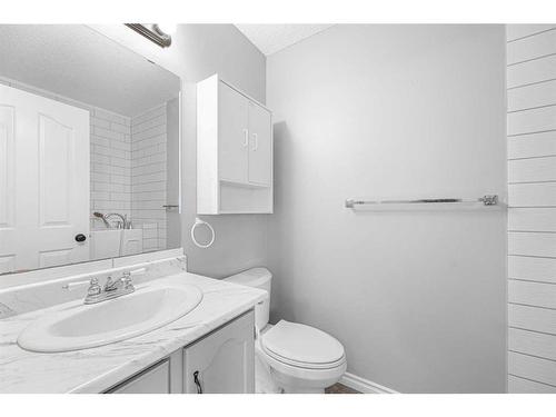 4 West Tower Place, Cochrane, AB - Indoor Photo Showing Bathroom