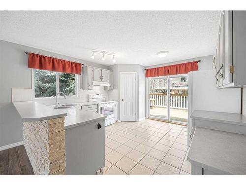 4 West Tower Place, Cochrane, AB - Indoor Photo Showing Kitchen