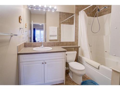 4 Skyline Mews, Claresholm, AB - Indoor Photo Showing Bathroom