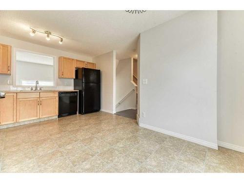 156 Everhollow Heights Sw, Calgary, AB - Indoor Photo Showing Kitchen With Double Sink