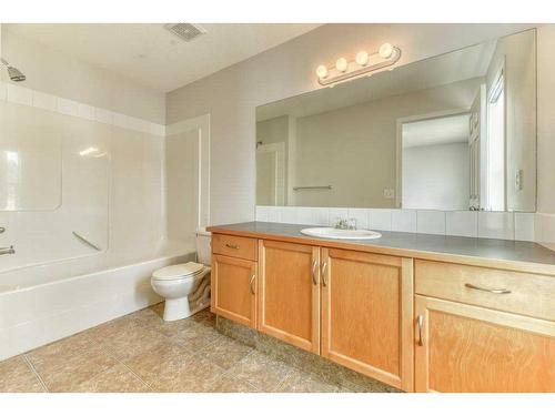 156 Everhollow Heights Sw, Calgary, AB - Indoor Photo Showing Bathroom