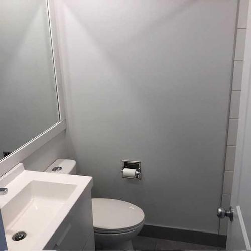 2809 41 Street Sw, Calgary, AB - Indoor Photo Showing Bathroom