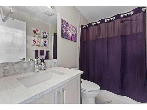 225 Kinniburgh Cove, Chestermere, AB - Indoor Photo Showing Bathroom