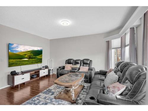 40 Taravista Crescent Ne, Calgary, AB - Indoor Photo Showing Living Room