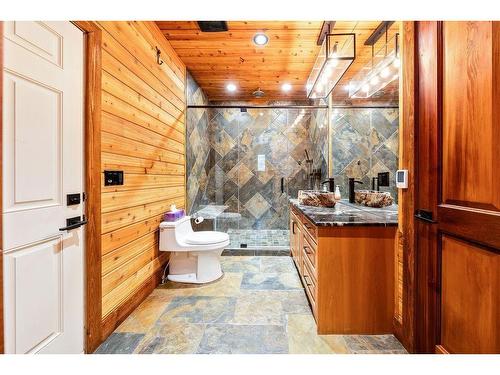 280231 Grand Valley Road, Rural Rocky View County, AB - Indoor Photo Showing Bathroom