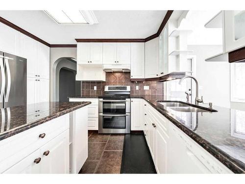 20 Mt Cascade Close Se, Calgary, AB - Indoor Photo Showing Kitchen With Double Sink With Upgraded Kitchen