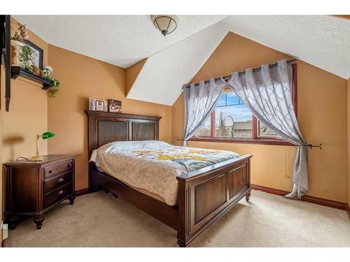32 Royal Road Nw, Calgary, AB - Indoor Photo Showing Bedroom