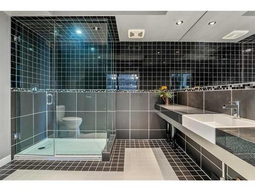 32 Royal Road Nw, Calgary, AB - Indoor Photo Showing Bathroom