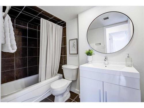 201-1334 14 Avenue Sw, Calgary, AB - Indoor Photo Showing Bathroom