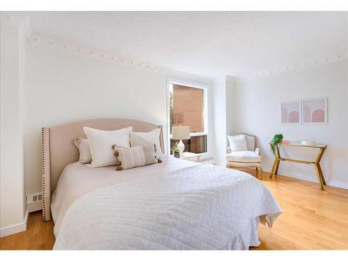 201-1334 14 Avenue Sw, Calgary, AB - Indoor Photo Showing Bedroom