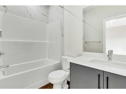 2013 16 Avenue, Didsbury, AB - Indoor Photo Showing Bathroom