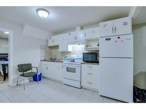 140 Taralake Terrace Ne, Calgary, AB - Indoor Photo Showing Kitchen