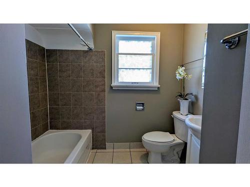 3414 Centre Street North, Calgary, AB - Indoor Photo Showing Bathroom