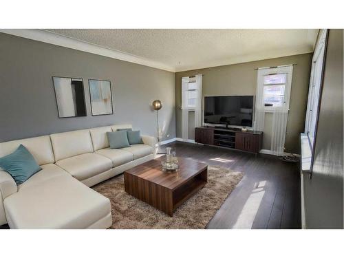 3414 Centre Street North, Calgary, AB - Indoor Photo Showing Living Room