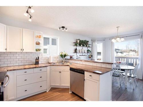 56 Silver Creek Boulevard Nw, Airdrie, AB - Indoor Photo Showing Kitchen