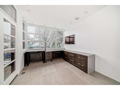 530 Crescent Road Nw, Calgary, AB - Indoor Photo Showing Other Room