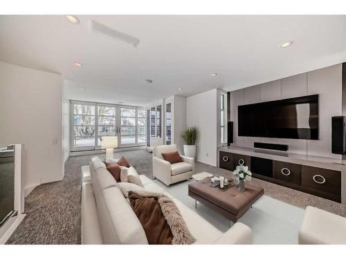 530 Crescent Road Nw, Calgary, AB - Indoor Photo Showing Living Room
