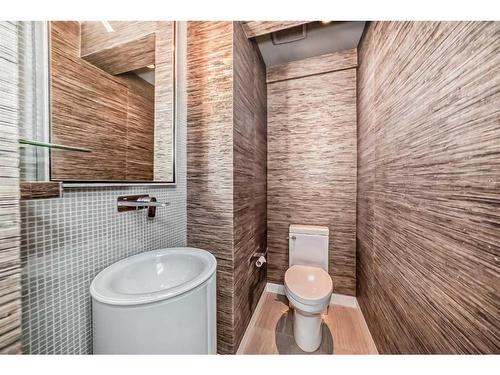 530 Crescent Road Nw, Calgary, AB - Indoor Photo Showing Bathroom