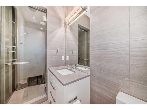 530 Crescent Road Nw, Calgary, AB - Indoor Photo Showing Bathroom