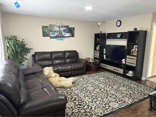 4112 44 Avenue Ne, Calgary, AB - Indoor Photo Showing Living Room