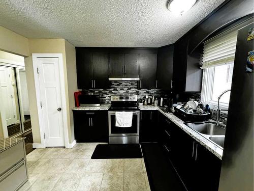 4112 44 Avenue Ne, Calgary, AB - Indoor Photo Showing Kitchen With Double Sink With Upgraded Kitchen