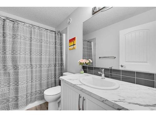 105 Legacy Glen Point Se, Calgary, AB - Indoor Photo Showing Bathroom