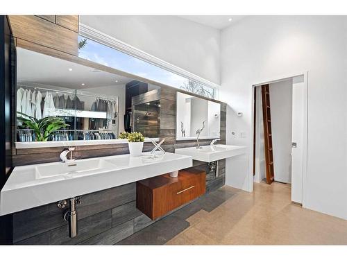 52 45 Street Sw, Calgary, AB - Indoor Photo Showing Bathroom