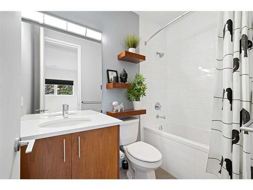 52 45 Street Sw, Calgary, AB - Indoor Photo Showing Bathroom