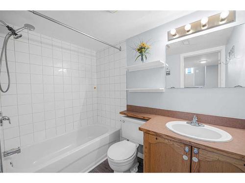 C-1427 43 Street Se, Calgary, AB - Indoor Photo Showing Bathroom