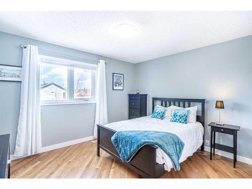 59 Schooner Close Nw, Calgary, AB - Indoor Photo Showing Bedroom