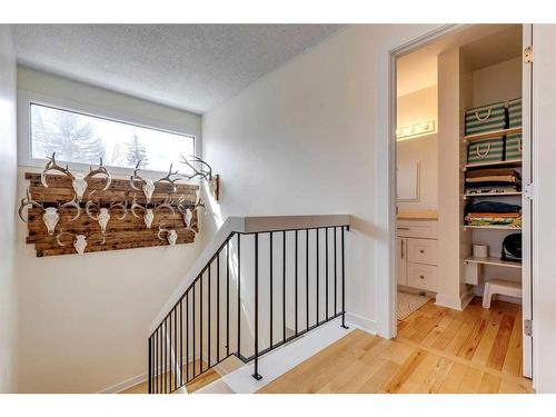 933 Ranchview Crescent Nw, Calgary, AB - Indoor Photo Showing Other Room