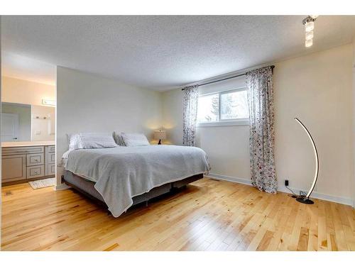 933 Ranchview Crescent Nw, Calgary, AB - Indoor Photo Showing Bedroom