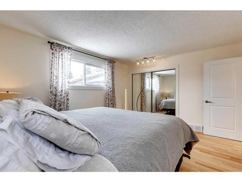933 Ranchview Crescent Nw, Calgary, AB - Indoor Photo Showing Bedroom