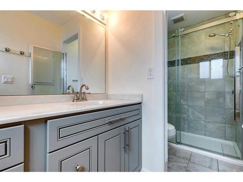 933 Ranchview Crescent Nw, Calgary, AB - Indoor Photo Showing Bathroom