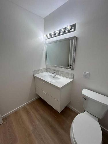 4616 Rundleville Drive Ne, Calgary, AB - Indoor Photo Showing Bathroom