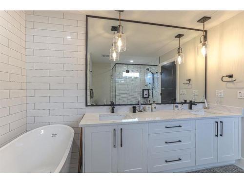 4224 Vauxhall Crescent Nw, Calgary, AB - Indoor Photo Showing Bathroom