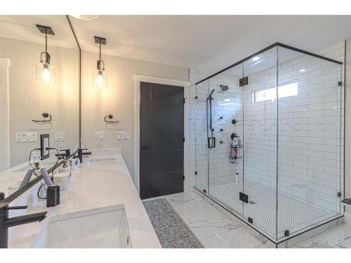 4224 Vauxhall Crescent Nw, Calgary, AB - Indoor Photo Showing Bathroom