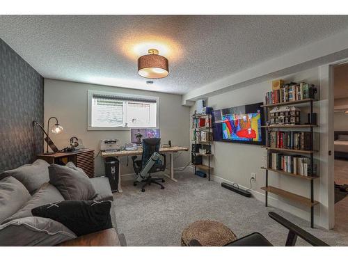 4224 Vauxhall Crescent Nw, Calgary, AB - Indoor Photo Showing Other Room