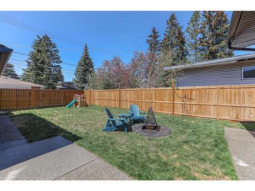 4224 Vauxhall Crescent Nw, Calgary, AB - Outdoor With Backyard