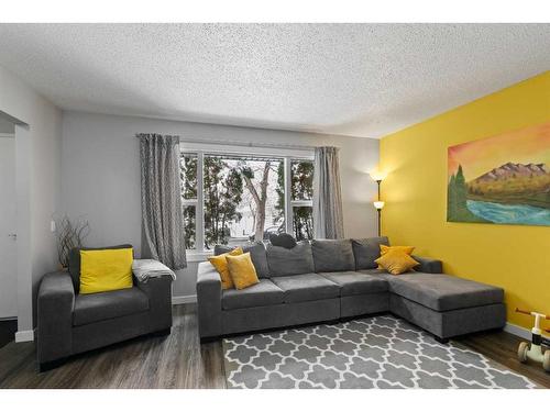 719 Whitehill Way Ne, Calgary, AB - Indoor Photo Showing Living Room